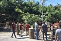 Foto: Gotong royong perbaikan jalan menuju areal perkantoran Pemerintah Kecamatan Kupang Barat.
