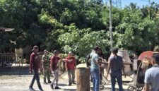 Foto: Gotong royong perbaikan jalan menuju areal perkantoran Pemerintah Kecamatan Kupang Barat.