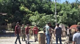 Foto: Gotong royong perbaikan jalan menuju areal perkantoran Pemerintah Kecamatan Kupang Barat.