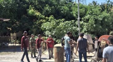 Foto: Gotong royong perbaikan jalan menuju areal perkantoran Pemerintah Kecamatan Kupang Barat.