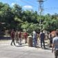 Foto: Gotong royong perbaikan jalan menuju areal perkantoran Pemerintah Kecamatan Kupang Barat.