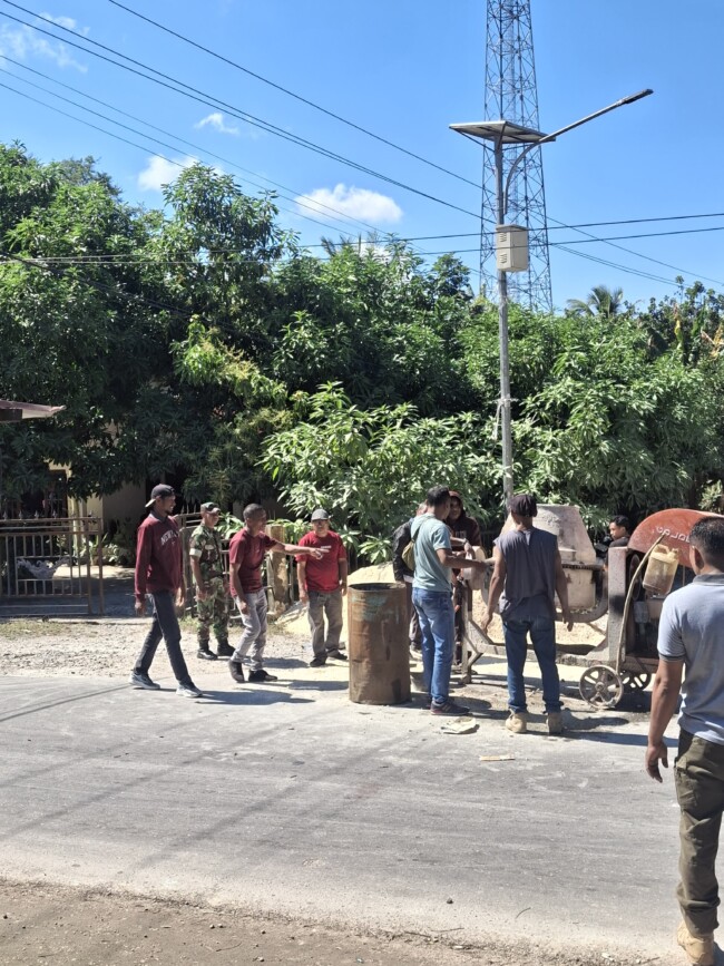 Foto: Gotong royong perbaikan jalan menuju areal perkantoran Pemerintah Kecamatan Kupang Barat.