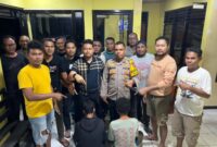 Foto: Aparat gabungan Satreskrim Polres Kupang dan Polsek Fatuleu usai meringkus pelaku aksi pelemparan batu di Camplong.