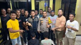 Foto: Aparat gabungan Satreskrim Polres Kupang dan Polsek Fatuleu usai meringkus pelaku aksi pelemparan batu di Camplong.