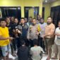 Foto: Aparat gabungan Satreskrim Polres Kupang dan Polsek Fatuleu usai meringkus pelaku aksi pelemparan batu di Camplong.