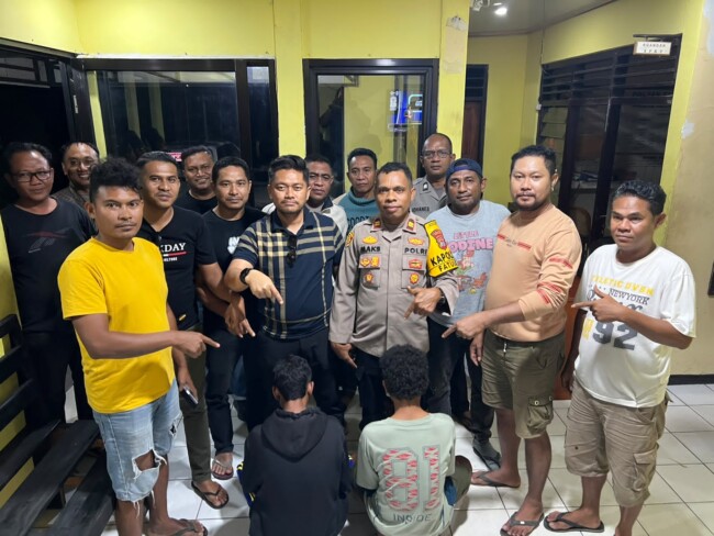 Foto: Aparat gabungan Satreskrim Polres Kupang dan Polsek Fatuleu usai meringkus pelaku aksi pelemparan batu di Camplong.