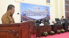 Foto: Bupati Kupang, Yosef Lede,SH., saat menyampaikan sambutannya, Ruang Sidang Paripurna DPRD Kabupaten Kupang.