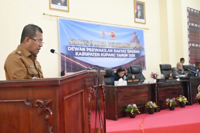 Foto: Bupati Kupang, Yosef Lede,SH., saat menyampaikan sambutannya, Ruang Sidang Paripurna DPRD Kabupaten Kupang.