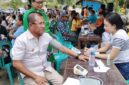 Foto: Bupati Kupang, Yosef Lede, saat melakukan periksa darah pada kegiatan cek kesehatan gratis 