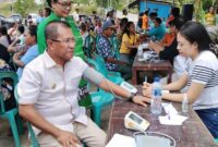 Foto: Bupati Kupang, Yosef Lede, saat melakukan periksa darah pada kegiatan cek kesehatan gratis 