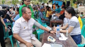 Foto: Bupati Kupang, Yosef Lede, saat melakukan periksa darah pada kegiatan cek kesehatan gratis 