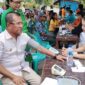 Foto: Bupati Kupang, Yosef Lede, saat melakukan periksa darah pada kegiatan cek kesehatan gratis 