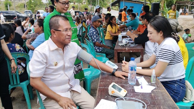 Foto: Bupati Kupang, Yosef Lede, saat melakukan periksa darah pada kegiatan cek kesehatan gratis 