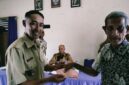 Foto: Kepala Desa Sumlili, Yusael Ndun (kiri) saat menyerahkan BLT Dana Desa kepada penerima 