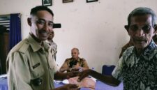 Foto: Kepala Desa Sumlili, Yusael Ndun (kiri) saat menyerahkan BLT Dana Desa kepada penerima