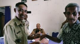 Foto: Kepala Desa Sumlili, Yusael Ndun (kiri) saat menyerahkan BLT Dana Desa kepada penerima 