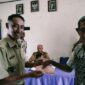 Foto: Kepala Desa Sumlili, Yusael Ndun (kiri) saat menyerahkan BLT Dana Desa kepada penerima 