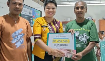 Pemdes Oenaek Salurkan BLT Dana Desa untuk 24 KPM, Camat Kupang Barat Tekankan Hal Ini.!