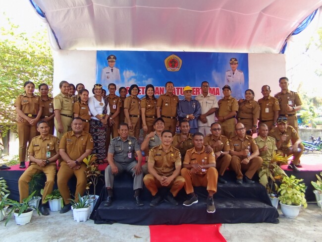 Foto: Bupati Kupang bersama pimpinan DPRD Kabupaten Kupang foto bersama Camat dan Sekretariat Kupang Barat.
