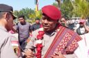 Foto: Salam perpisahan AKBP Rudy Junus Jacob Ledo, kepada Wakapolres Kupang, Kompol Jeffris Fanggidae.