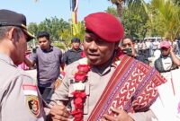 Foto: Salam perpisahan AKBP Rudy Junus Jacob Ledo, kepada Wakapolres Kupang, Kompol Jeffris Fanggidae.