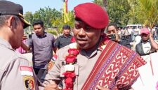 Foto: Salam perpisahan AKBP Rudy Junus Jacob Ledo, kepada Wakapolres Kupang, Kompol Jeffris Fanggidae.