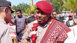 Foto: Salam perpisahan AKBP Rudy Junus Jacob Ledo, kepada Wakapolres Kupang, Kompol Jeffris Fanggidae.