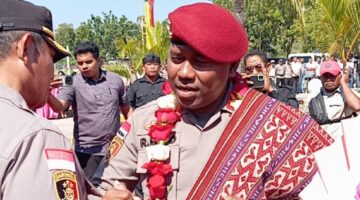 Foto: Salam perpisahan AKBP Rudy Junus Jacob Ledo, kepada Wakapolres Kupang, Kompol Jeffris Fanggidae.