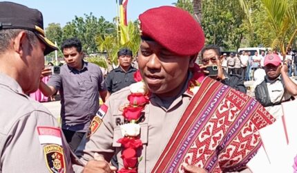 Fali Leo": Pesan Haru AKBP Rudy Ledo Lepas Jabatan Kapolres Kupang saat Tradisi Pedang Pora
