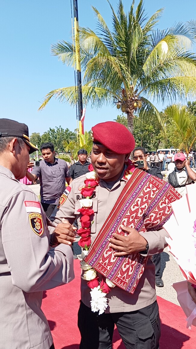 Foto: Salam perpisahan AKBP Rudy Junus Jacob Ledo, kepada Wakapolres Kupang, Kompol Jeffris Fanggidae.