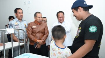 Wamenhub dan Dirut Jasa Raharja Tinjau Penanganan Korban Kebakaran KM Mutiara Sentosa II di RS PHC Surabaya
