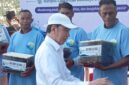 Foto: Jokowi menyerahkan bantuan bibit rumput laut secara simbolis kepada perwakilan petani rumput laut.