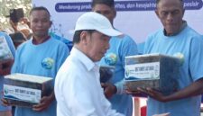 Foto: Jokowi menyerahkan bantuan bibit rumput laut secara simbolis kepada perwakilan petani rumput laut.