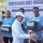Foto: Jokowi menyerahkan bantuan bibit rumput laut secara simbolis kepada perwakilan petani rumput laut.