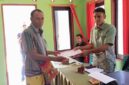 Foto: Jesaya Yeremia Tob (kiri) saat menyerahkan berkas dan persyaratan bakal calon Kepala Desa Sillu.