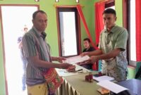 Foto: Jesaya Yeremia Tob (kiri) saat menyerahkan berkas dan persyaratan bakal calon Kepala Desa Sillu.