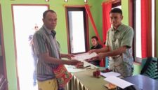 Foto: Jesaya Yeremia Tob (kiri) saat menyerahkan berkas dan persyaratan bakal calon Kepala Desa Sillu.