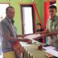 Foto: Jesaya Yeremia Tob (kiri) saat menyerahkan berkas dan persyaratan bakal calon Kepala Desa Sillu.