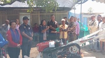 Dorong Kemandirian Petani Bawang Merah Sumlili, Bupati Yosef Lede Lakukan Penanaman Simbolis & Serahkan Bantuan Alsintan