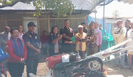 Dorong Kemandirian Petani Bawang Merah Sumlili, Bupati Yosef Lede Lakukan Penanaman Simbolis & Serahkan Bantuan Alsintan