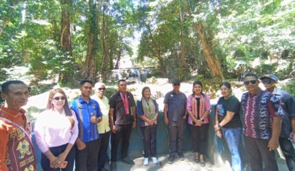 Kunjungi Air Terjun Oenesu, Bupati Yosef Lede Bakal Revitalisasi Infrastruktur Dan Prioritaskan Pekerjaan Jalan