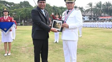 Komitmen Berdayakan Alumni IPDN, Bupati Yosef Lede Raih 2 Penghargaan Prestisius 