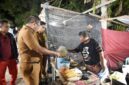 Foto: Bupati Kupang, Yosef Lede,SH., berkesempatan menikmati jagung bakar di stan UMKM, lapangan Voli Camplong