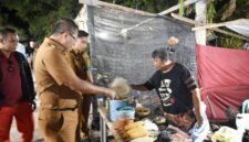 Foto: Bupati Kupang, Yosef Lede,SH., berkesempatan menikmati jagung bakar di stan UMKM, lapangan Voli Camplong