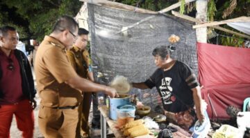 Foto: Bupati Kupang, Yosef Lede,SH., berkesempatan menikmati jagung bakar di stan UMKM, lapangan Voli Camplong