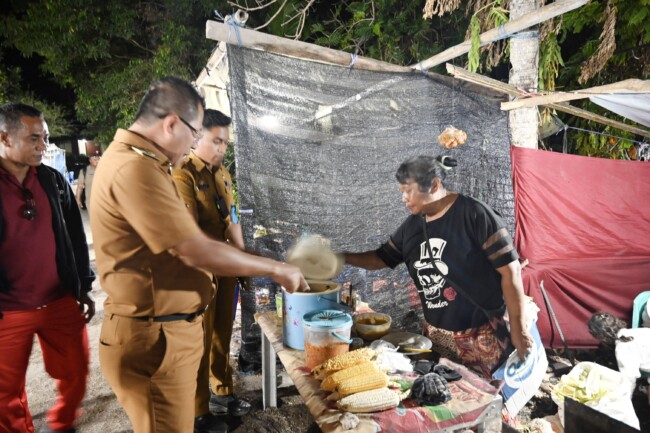 Foto: Bupati Kupang, Yosef Lede,SH., berkesempatan menikmati jagung bakar di stan UMKM, lapangan Voli Camplong