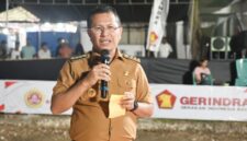 Foto: Bupati Kupang, Yosef Lede, SH., saat memberikan sambutan dalam pembukaan turnamen voli Gerindra Cup
