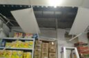 Foto: Kondisi atap dan plafon minimarket yang dibobol