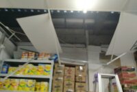Foto: Kondisi atap dan plafon minimarket yang dibobol
