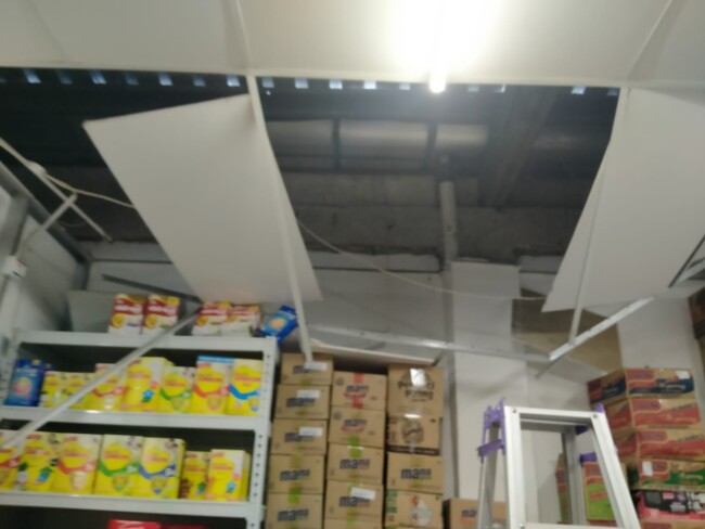 Foto: Kondisi atap dan plafon minimarket yang dibobol